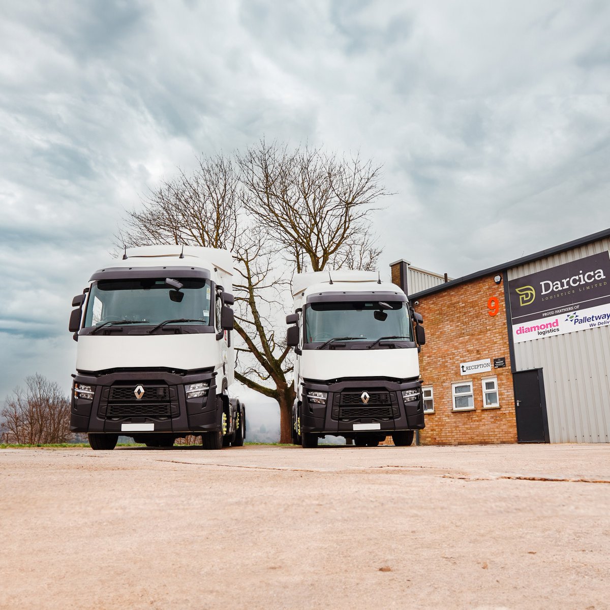 Hexlease's tweet photo. Hexagon proudly hands over not one but two brand new Renault T480 26 6x2 Pusher TML E6 vehicles to Darcica! 🚛✨

Big thanks to Darcica for their continued trust in Hexagon Leasing! 🤝 Here's to powering their journeys ahead with top-notch performance and reliability👏 https://t.co/69CdkrnvTM