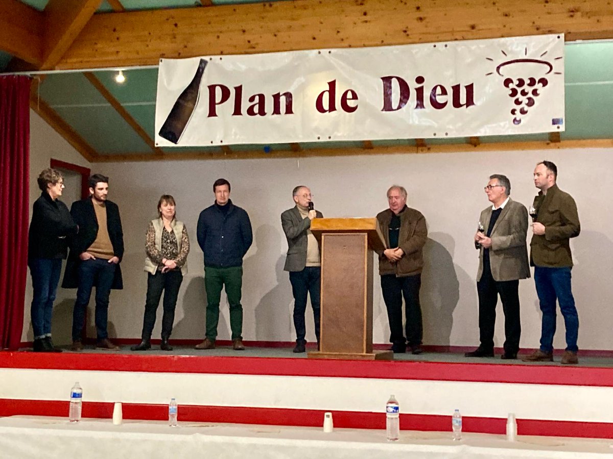 Phdebeauregard's tweet photo. 🍇 Nos vignerons du #PlanDeDieu ont présenté leur nouveau millésime 2023 aux professionnels et à la presse le 9 février dernier dans la salle des fêtes de #Travaillan.
Un grand bravo pour la qualité de ces vins. Consommons local en achetant du Plan de Dieu ! https://t.co/EBEdcvGBxF
