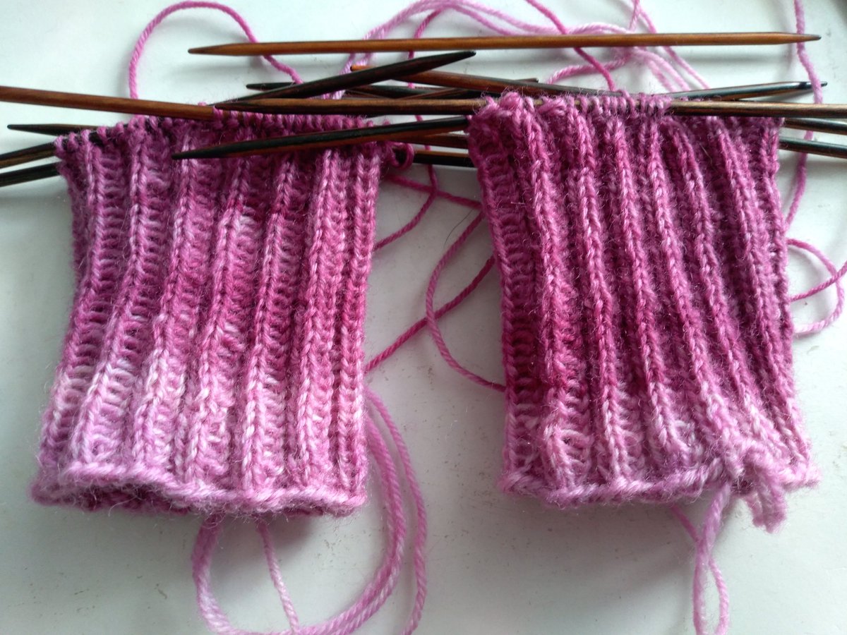 Nola060583's tweet image. Die Socken wachsen. In Peru ist stricken übrigens Männersache. #sockenstricken