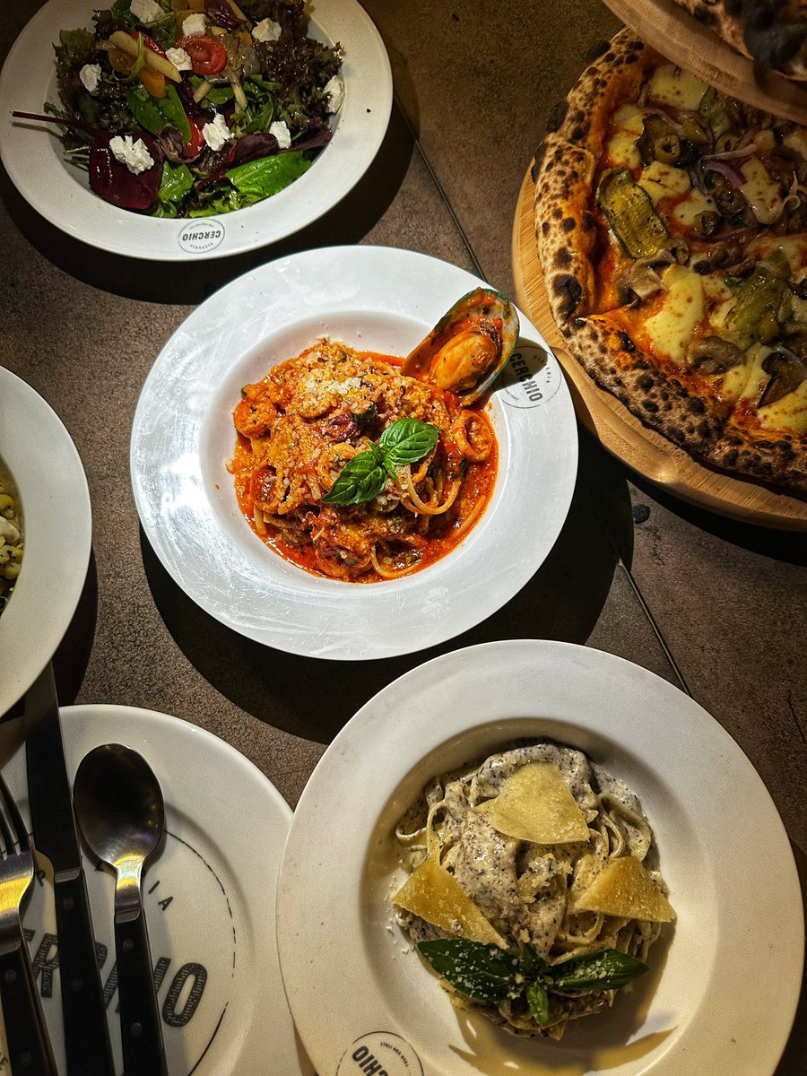 قبل اخبركم عن المطعم للامانه البيتزا عندهم ولا غلطه ايطالية و العجينه مضبوطة من الاخر و ع الحطب ماشاءالله … كان عشاي امس بمطعم سيركيو بيتزاريا Cerchio Pizzeria ولا هي اول مرة والخيار الافضل لي و لعائلتي 👌🏻🔥❤️