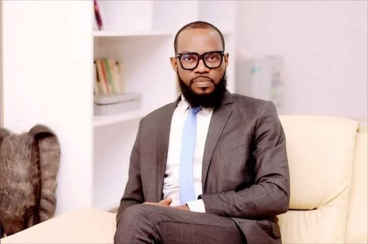 LucaVaran's tweet photo. Le journaliste Andre Silver Konan  :

'' Même au Nigeria, le président de la fédération n'a pas cherché à s'incruster à la place du coach. Prenez toutes les photos officielles de toutes les équipes victorieuses de la CAN depuis toujours. Vous ne verrez aucun président de fédération se faire filmer en train de remettre la coupe à la place du coach et poser à droite du chef de l'Etat, à la place, soit du capitaine, soit de l'entraîneur.

cela s'appelle le complexe de l'omniprésence, qui cache elle-même le complexe de celui qui veut prouver qu'il n'a pas honte d'une situation, alors que dans son for intérieur, il sait que c'est le cas.''