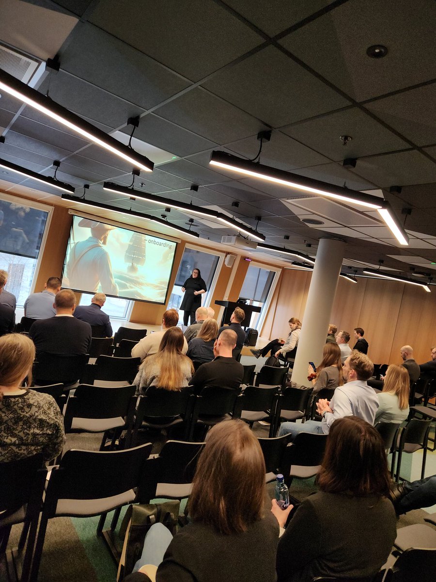 StaleHansen's tweet photo. A discussion around onboarding and jumpstarting #Microsoft365 and #Copilot adoption with @MeretheStave at #M365Revival 👍 https://t.co/LDFmiucg4M