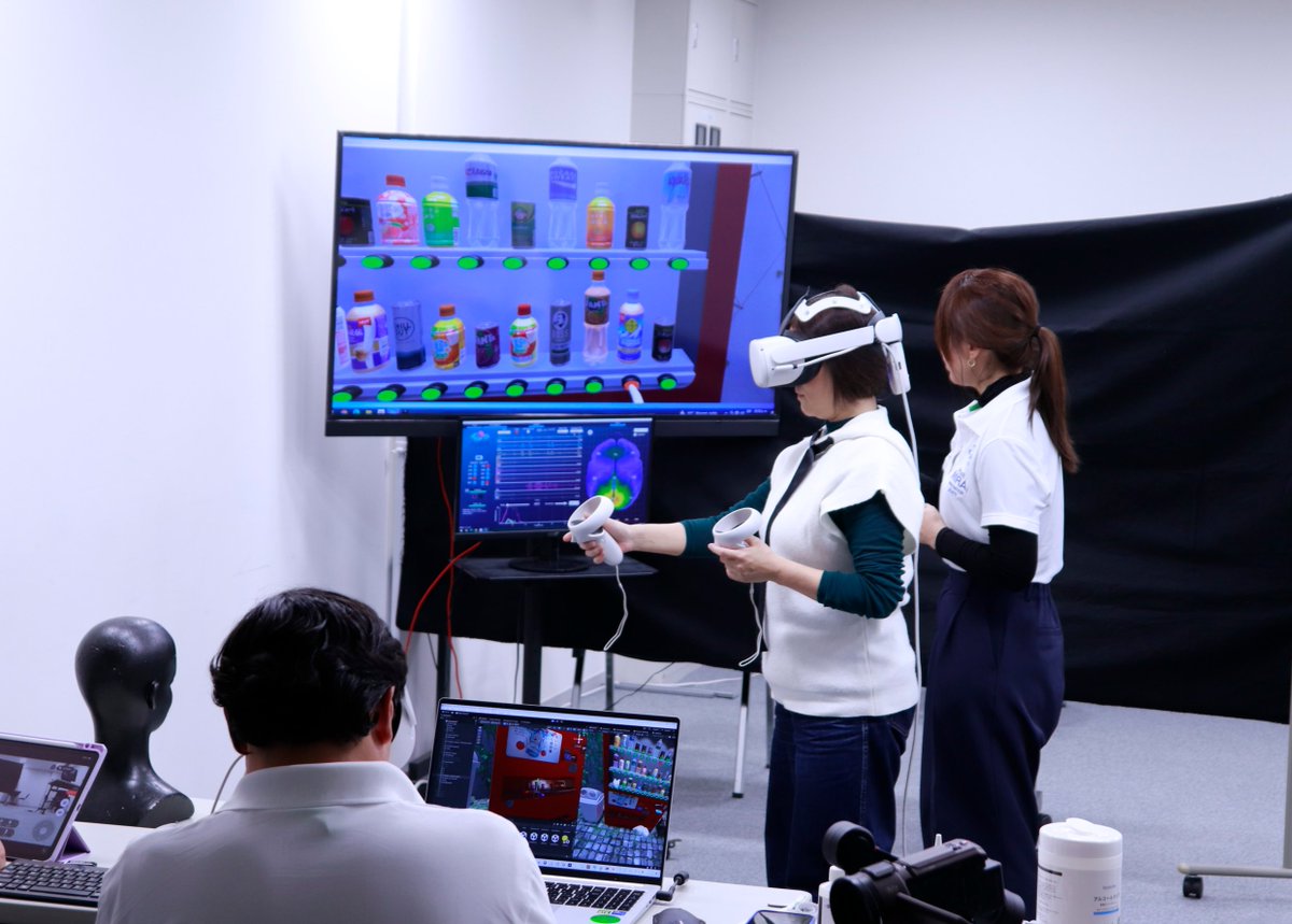 ＼実証実験／
入居者のMiraiInnovation研究所さんの、VRゴーグルを用いた認知脳トレーニングが、未来社会の実証実験展でも体験できます。一足先に、TEQSスタッフも体験しました。作業を行う時、脳のどの位置がどのくらい動いているのか独自の技術でセンシング！お楽しみに！
teqs.jp/mirai