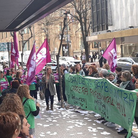 ‼️Las trabajadoras del servicio de #limpieza subcontratado por #Osakidetza siguen sin convenio 7 meses después del preacuerdo

✖️ELA no lo firmó porque no había garantías de aplicación y contenía recortes

📲 labur.eus/Dtykg