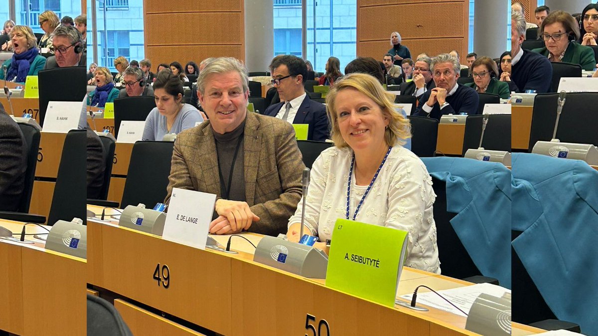 Op valentijnsdag was de laatste stemming van collega @Esther_de_Lange over de #GreenClaims directive. Mooi dat we naast elkaar zaten. We gaan je missen. Heel veel succes met je nieuwe baan!