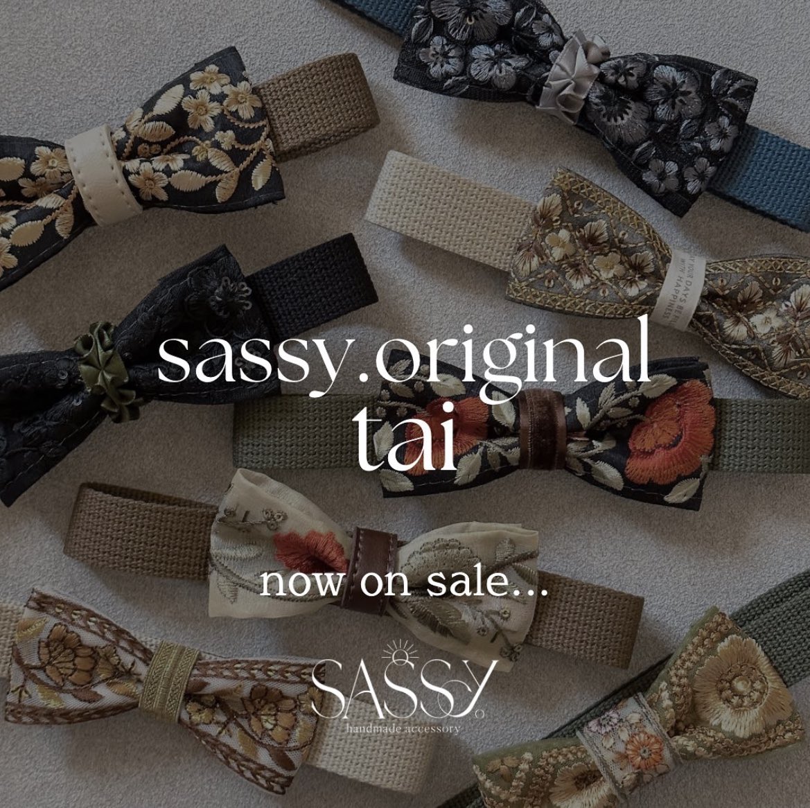 sassy_825's tweet photo. 【新作紹介】

本日２１時より発売の
sassy original蝶ネクタイです💕

人と被らず、お洒落にキメれます🥰

詳細はInstagramとBASEをチェックしてみてください☺️

Instagram🌟
【https://t.co/PPF3UpzvJe】

BASE✅
【https://t.co/7Goxakv9ZM】

#アクセサリー 
#ウェディング 
#プロポーズ 
#ファッション 
#プレ花 
#結婚式 
#蝶ネクタイ 
#ハンドメイド
#ハンドメイド作家
#ハンドメイドピアス
#自分の作品
#個性的
#アンティーク
#ピアス 
#イヤリング 
#カフスボタン 
#インド刺繍 
#正直に言いますフォローしてほしいです 
#ハンドメイド作家さんと繋がりたい
#ハンドメイド好きさんとつながりたい
#お洒落さんと繋がりたい