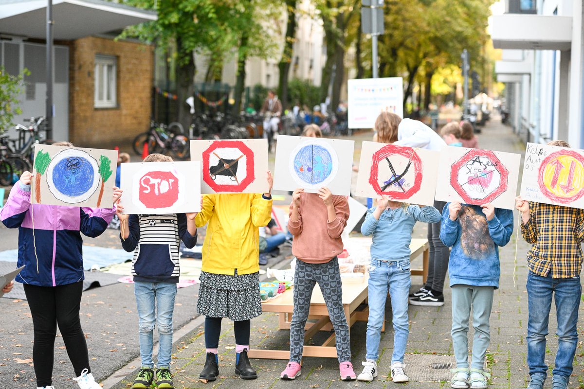 Riesen Erfolg für #KidicalMass Aktionsbündnis: Nordrhein-Westfalen schafft Durchbruch für sichere Schulwege deutschlandweit.
"...Andere Bundesländer werden bald folgen. #Schulstraßen werden sich im gesamten Bundesgebiet verbreiten..."
Hier geht's zur PM
kinderaufsrad.org/erlass-schulst…
