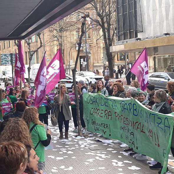 ‼️ #Osakidetza|k azpikontratatutako #garbitzaile|ek hitzarmenik gabe jarraitzen dute aurreakordioa sinatu eta zazpi hilabetera

✖️ ELAk ez zuen sinatu, aplikatzeko bermerik ez zuelako eta murrizketak jasotzen zituelako

📲 labur.eus/Z7PTE