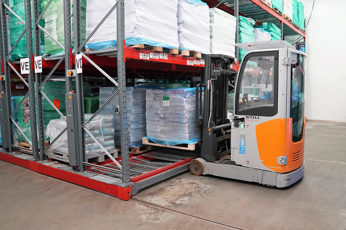 KIONGroup's tweet photo. Saturn Petcare, a Dutch pet food manufacturer, made significant strides in sustainability. Together with STILL, they've revamped their entire intralogistics fleet, equipping all vehicles with lithium-ion batteries. Find out about the advantages: https://t.co/ThDAxzG01i https://t.co/BeSUnwb2pm