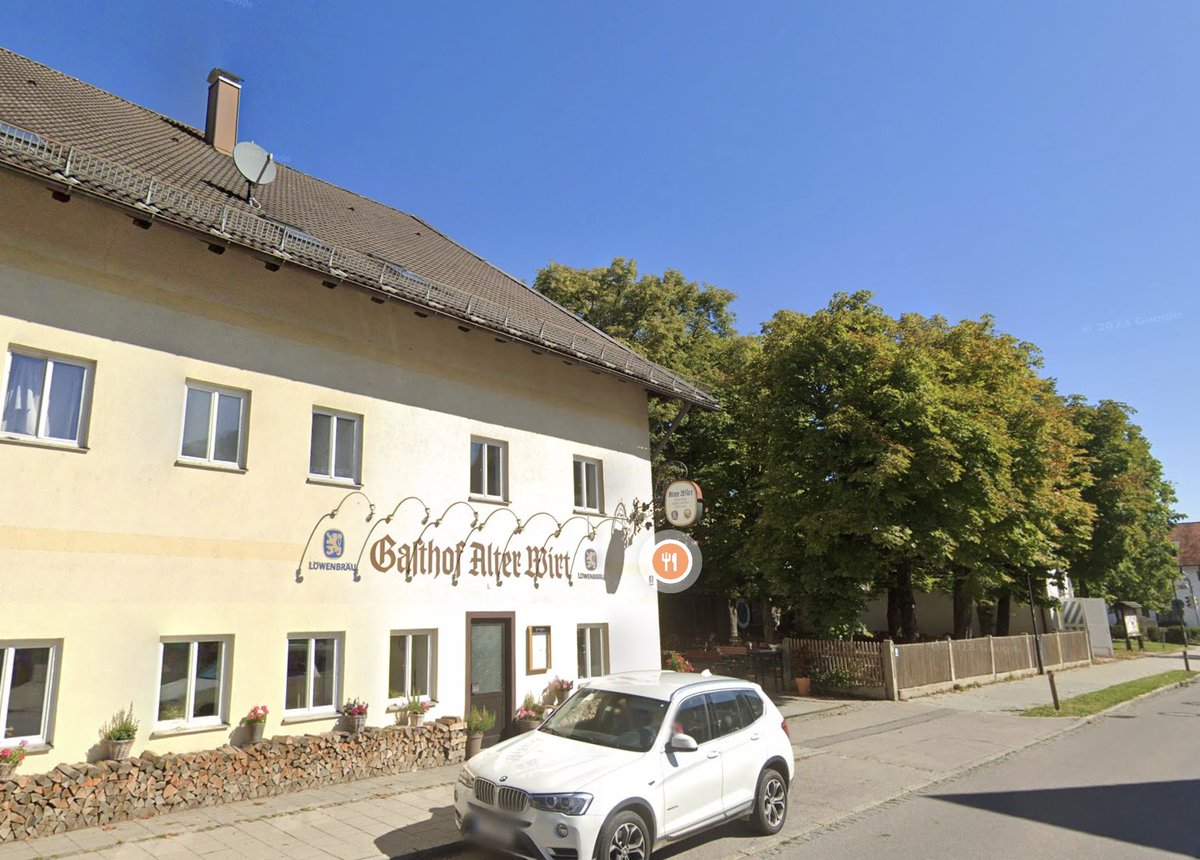 Contrasts: a) a well-structured Bavarian village - defined inner vs. outer parts, circular shape, church, beergarden, town hall, elementary school, kindergarten. Grown by 50% over the last two decades, well-connected via commuter rail plus nearby motorway