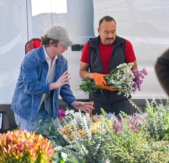 all he do is smoke and buy flowers for himself he’s so me