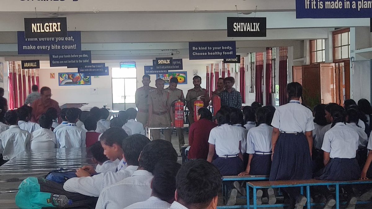 deoc_deogarh's tweet photo. Awareness on Fire Safety &amp; Mock drill by Fire team, Deogarh at JNV, Deogarh on 15.02.2024 https://t.co/SUqqg5i4um