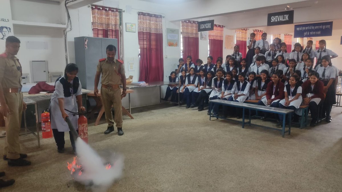 deoc_deogarh's tweet photo. Awareness on Fire Safety &amp; Mock drill by Fire team, Deogarh at JNV, Deogarh on 15.02.2024 https://t.co/SUqqg5i4um