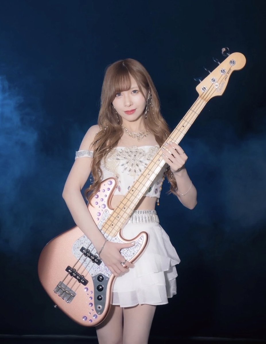 RinonBass's tweet photo. 【ご報告】

昨年から治療をさせていただいていた不整脈の病気についてですが、検査での異常も無くなり、
この度、無事に療養期間を終えることができました。

約半年の療養期間中、
応援してくださる皆様からいただいた、励ましのお言葉、あたたかいお気持ち、たくさんの素敵な思い出に、何度も何度も心が救われました。
誠にありがとうございます。
待っていてくれていた皆様も、本当にありがとうございます。

そして、誕生日でもある本日より、SNSでの活動を再開させていただきます。

今はまだメンバーは誰もいなくてひとりですが、バンドがやりたいです。そのために今やれることを全力でやっていこうと思いました。

重ね重ねになりますが、 
皆様に 心から感謝しております。 
これからもずっと感謝の気持ちを持ち続けて生きます。
いつもありがとうございます。

今後ともよろしくお願いいたします。

#Bassist #FenderUSA #感謝