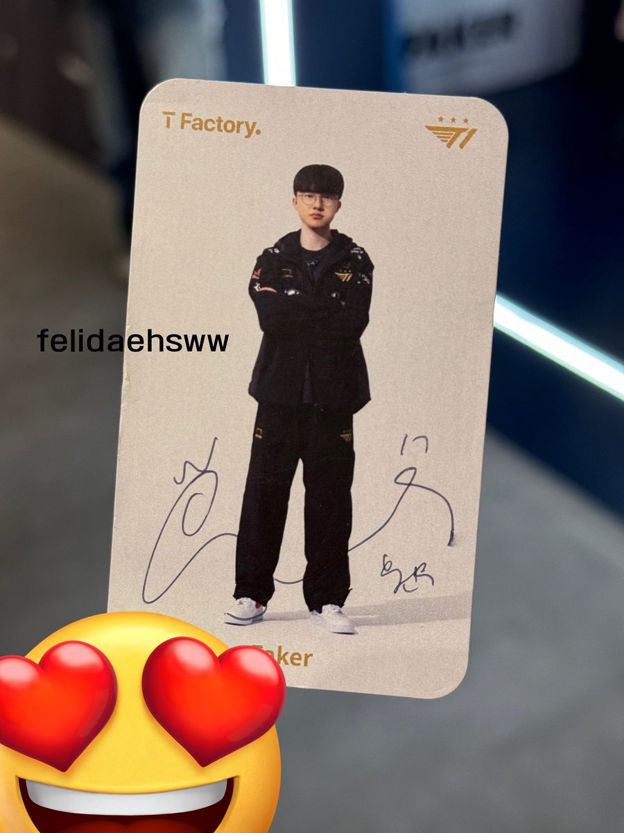 롤파크에 누가 있었게……….. 
내가 엏마나 놀랐게……. 싸인받아떠…. 
내가 페이커 포카 내밀면소 “여기에….” 하니까 흐업.. 제가 여기다가 해도되나요.. 막이랬😭😭😭😭😭😭 당연히가능하죠😭
승리요정이라고했어용 감사하다해주셨어용
원우느님.. 정말 사랑합니다❤️❤️❤️