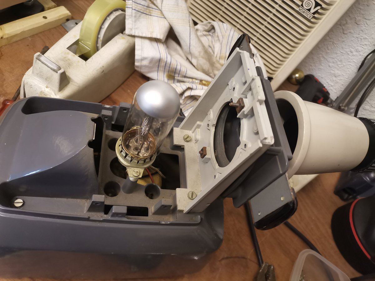 I can say with optical confidence... I found the issue with the vintage slide projector...