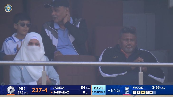 #SarfarazKhan Father's And Wife Watching Sarfaraz Khan on Hi debut...
#Sarfaraz #SarfarazAhmed #INDvsENGTest #คริสสิงโต