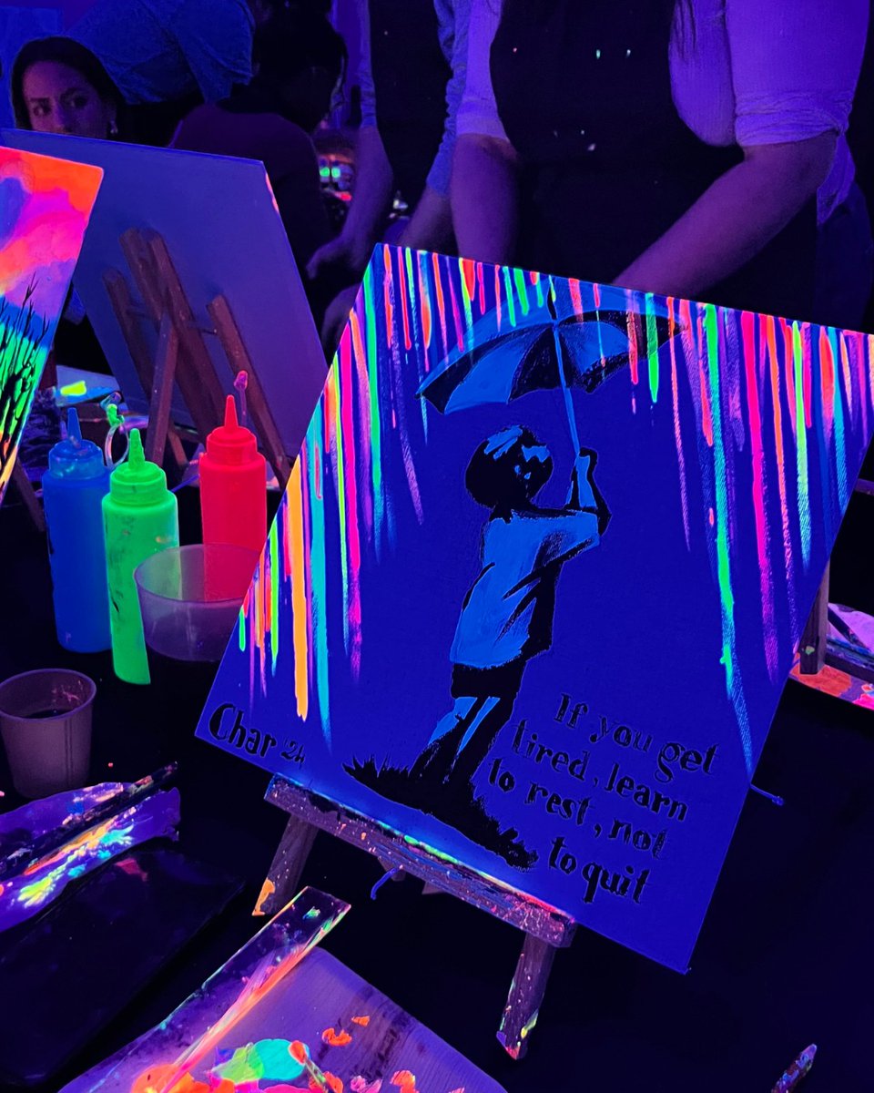 🎨 Descubre #PaintInTheDark 🎨 Sumérgete en un ambiente increíble con luces de neón, música y creatividad non stop. Disfruta de un taller de pintura en la oscuridad durante el afterwork o el fin de semana. 🎟️: bit.ly/PITDExp
