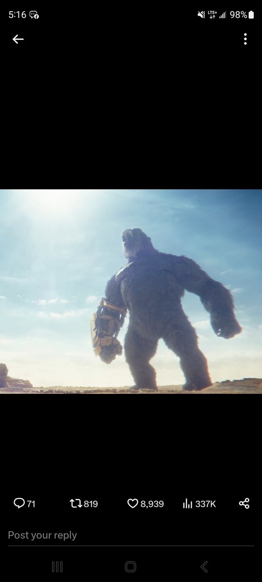 TheGreatBigC97's tweet photo. @DiscussingFilm I love this shot, it looks like Kong is laughing his ass off https://t.co/hOg0RsF0Qz