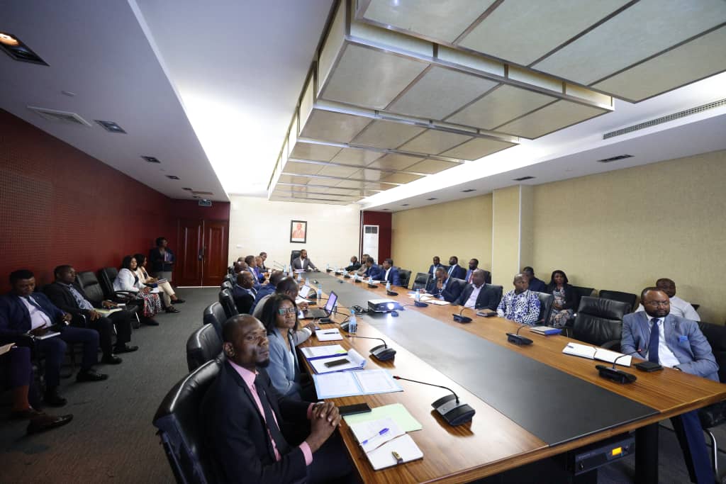 El Excmo. Ministro de Minas e Hidrocarburos, Antonio Oburu Ondo, ha presidido la sesión de continuidad del consejo directivo de este Departamento Ministerial del presente año, para revisar el plan de Acción del Ministerio durante el Ejercicio Económico 2024.