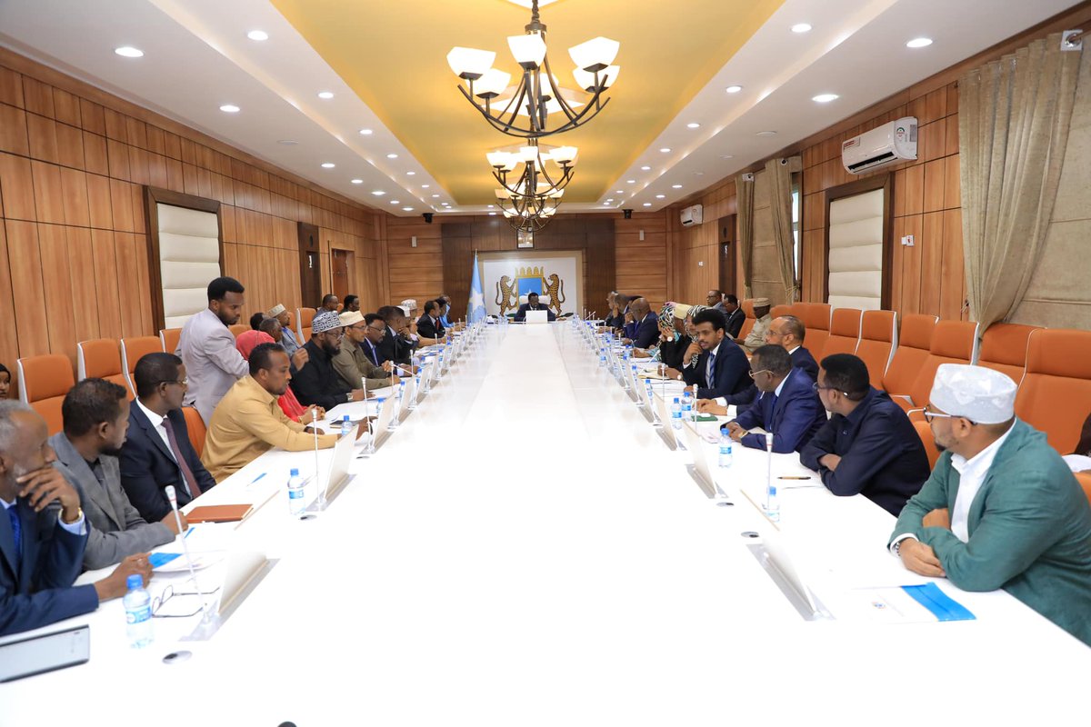 ileystv's tweet image. #WararkaMaanta: Shirka Gollaha Wasiirada dowladda dalka Soomaaliya ayaa maanta looga hadlay arrimo dhowr ah oo ay ka mid yihiin:

- Arrimaha amniga dalka.
- Arrimaha Dastuurka Soomaaliya.
- Dagaalka ka dhanka ah argagixisada.
- Howlaha Hey'adda Duulista Rayidka Soomaaliyeed.