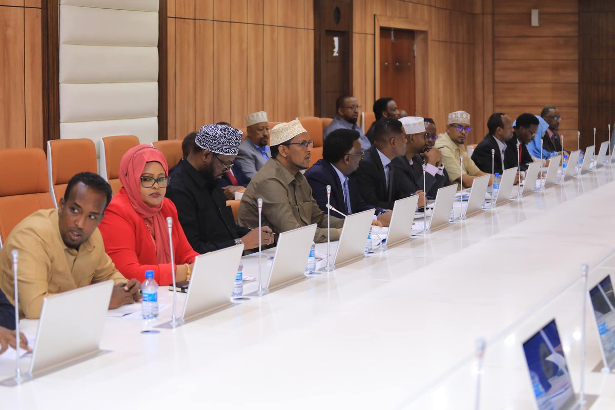 ileystv's tweet image. #WararkaMaanta: Shirka Gollaha Wasiirada dowladda dalka Soomaaliya ayaa maanta looga hadlay arrimo dhowr ah oo ay ka mid yihiin:

- Arrimaha amniga dalka.
- Arrimaha Dastuurka Soomaaliya.
- Dagaalka ka dhanka ah argagixisada.
- Howlaha Hey'adda Duulista Rayidka Soomaaliyeed.