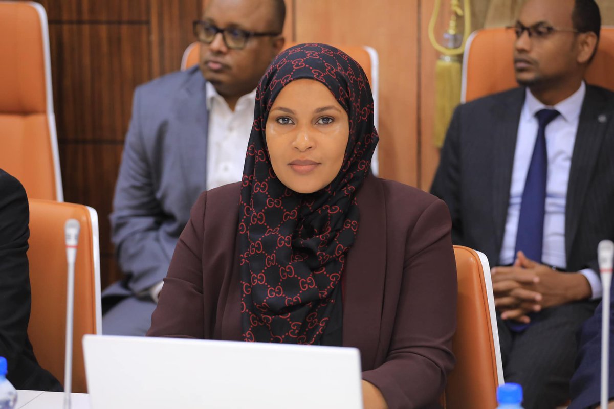 ileystv's tweet image. #WararkaMaanta: Shirka Gollaha Wasiirada dowladda dalka Soomaaliya ayaa maanta looga hadlay arrimo dhowr ah oo ay ka mid yihiin:

- Arrimaha amniga dalka.
- Arrimaha Dastuurka Soomaaliya.
- Dagaalka ka dhanka ah argagixisada.
- Howlaha Hey'adda Duulista Rayidka Soomaaliyeed.