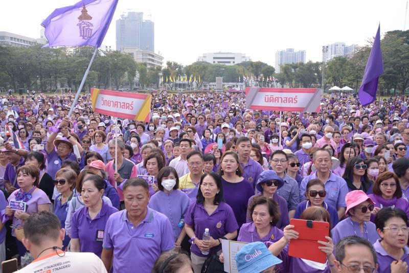 Skyboyz15's tweet photo. "กลุ่มจุฬาฯ รักพระเทพฯ" 💜 จัดกิจกรรมแสดงพลังปกป้อง และถวายความจงรักภักดีต่อสมเด็จพระกนิษฐาธิราชเจ้า กรมสมเด็จพระเทพรัตนราชสุดาฯ สยามบรมราชกุมารี ที่บริเวณลานพระบรมราชานุสาวรีย์สองรัชกาล จุฬาลงกรณ์มหาวิทยาลัย
#นิสิตเก่าจุฬาฯ #ขบวนเสด็จ 
 #เรารักกรมสมเด็จพระเทพฯ
#สมเด็จพระเทพ https://t.co/R2IX4zPPBz