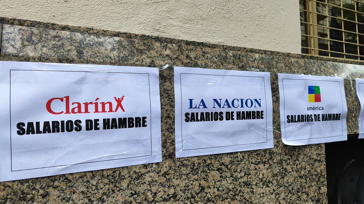 AguLecchi's tweet photo. PARO de 24hs en Prensa Escrita❌

Un redactor de un diario, portal, revista o agencia, gana en mano 200 mil pesos

Con 25 y 20 puntos de inflación por mes, empresarios de medios más importantes ofrecen un voucher. Una vergüenza y un insulto

No nos resignamos. https://t.co/pT6Va3sRxJ