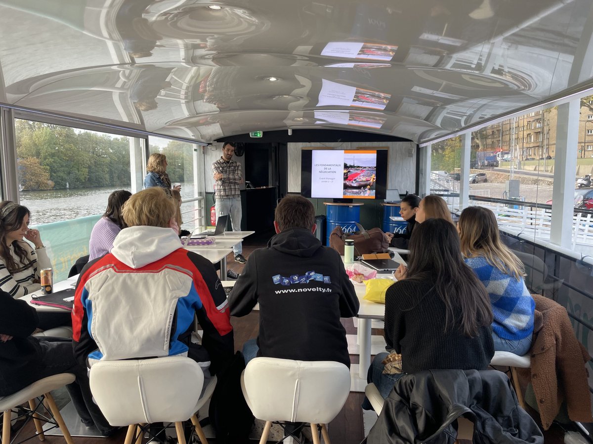 En octobre dernier, nous avons été accueillis sur la péniche "La Parenthèse" où Stéphane Bonnel a animé un cours sur les Fondamentaux de la Négociation.
Merci à <a href="/BenjaminOBD_/">OBD</a> pour son accueil formidable !