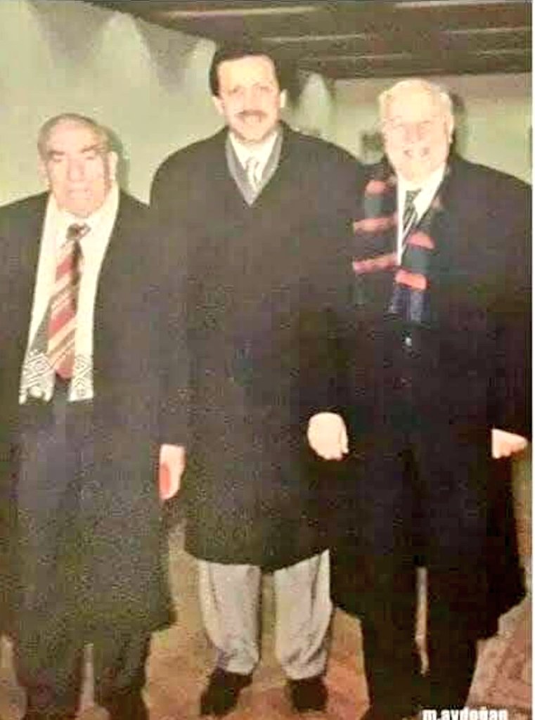 _umbertoeco__'s tweet photo. BOYNUZ KULAK MESELESİ

Yıl 1994 Alpaslan Türkeş mal beyanın da bulunuyor, TBMM mal varlıklarını araştırma komisyonuna. 
Sadece 2.5 milyar TL sinin olduğunu söylüyor ve bir de milletvekili maaşı. 
4 Nisan 1997 de ölüyor.
1- Öldükten sonra çocukları miras yüzünden bir birlerine giriyorlar ve İngiltere bankalarında yüz binlerce mark, sterlin ve dolar çıkıyor.
Bu şahıs Türk milliyetçisi olduğunu söylüyor. Milliyetçisi olduğu milletini soyuyor paraları da başka ülkelerin bankalarına gizli hesaba yatırıyor.

2-Gelelim ikincisine bu da hem millici hem de Müslüman Necmettin Erbakan.
Bu şahıs da yine TBMM komisyonuna 1969 da beyan da bulunuyor.
Mal beyanında: 
İstanbul Fatih de bir apartman ve bir arabasının olduğunu beyan ediyor ve bir de bir motor şirketinde küçük bir hissesinin olduğunu söylüyor. 

3- Bu muhterem şahıs da 27 Şubat 2011 de ölüyor.
Bu şahsın çocukları da miras için mahkemelik oldular.

4-Bu Müslümanın da bakın neleri varmış?
Balıkesir, Ankara, İstanbul da toplam 17 bin 673 metrekare arsa
Bu illerde 6 adet daire.
Altınoluk da 40 bin metrekare üzerinde oturmuş 216 metrekarelik malikhane villa 

5-Üç yazlık ev, 421 bin dolar, 532 bin ��sviçre frangı 611 bin Alman markı ve 148 kilo da altın.
Dikkat 148 kilo altın. 
Bu Müslüman bu mal varlığını 1994 de bildirir ve kimse sormaz 25 yılda bu serveti nasıl kazandın ve hangi vergileri verdin diye!!

6-Yine bu mal beyanının içerisinde bakın neler yok:
İstanbul da 12 milyon dolarlık yalı, Ankara'da 11 katlı bina, Konya'da çeşitli sanayii kuruluşları ve kayıp trilyon davası.
Biz. Foto 1

7-Bunlar sadece çocuklarının mahkemelik olmaları nedeni ile ortaya saçılan hırsızlık malları daha neler çalmıştı bu hırsızlar bilinmez...
Bu gün de Türkiye'nin başında bu hırsızların devamı var. 
AKP ve MHP.

8-Şahsımın 14 Mayıs seçimleri öncesi açıkladığı malvarlığı listesine göre, şahsım'ın sahip olduğu taşınmazların listesi şöyle:
– Güneysu-Dumankaya Köyü 2 bin metrekare arsa (maliyeti 10 bin TL) Edinme tarihi :1988
– Üsküdar-Kısıklı’da bir konutun yarı hissesi (değeri 7 milyon 695 bin TL) Edinme tarihi: 2019 
BKZ foto 2

9– Üsküdar-Kısıklı’da bir konutun yarı hissesi (değeri 7 milyon 695 bin TL) Edinme tarihi: 2019

10-Banka ve menkul değerlere ait bilgiler:
– Albaraka Türk Merkez Şubesi’nde 1 milyon 346 bin 614 lira 53 kuruş,
– Albaraka Türk Altunizade şubesi hesabında 96 bin 723 lira 55 kuruş,
– Ziraat Katılım Bankası 411 bin 541 135 lira,
– Nezdinde: 30 bin TL

11-Borç-alacak bilgileri:
Alacaklının adı ve soyadı: Mustafa Erdoğan (şahsım'ın kardeşi) 
Tutar: 5 milyon 390 bin lira. 
Yani kardeşe 5.4 milyon borçlu!

12-Uzatmayalım mevzuyu anladınız Geldiğimiz yerde kasa tam takır oldu, hazineyi de boşalttılar. Hala yalanlarına ve kandırmalarına devam ediyorlar hala milliyetçiler hala dindarlar hala kendileri gibi çalmayanlar vatan haini devlet millet düşmanı.

Peki bu millet hak ediyor mu...?!

13-Daha fazlasını bile hak ediyor! 
Kuran yırttılar, hz Muhammedin karikatürünü yaptılar diye sokaklara dökülür ama sofrasında ki ekmeği çalanlara, emeğini alın terini sömürenlere ülkesini satanlara koşulsuz iman ederler.
Yakışıyor size bu din, bu milliyetçilik!  
Anlayana SAZZZ!

14-"Kayıp trilyon davası" neydi...?!

Anayasa Mahkemesi "Milli Görüş"ün SP ve FP'den önceki partisi Refah Partisi'ni 1998'de kapatınca, yöneticilerden elde bulunan Hazine yardımını devlete iade etmeleri istedi ancak parti paranın harcandığını ileri sürdü ve parayı vermedi.

15-Müfettişlerin yaptığı incelemelerde ise Hazine'ye iade edilmesi beklenen, o günün parasıyla 1 trilyon liranın "sahte belgelerle harcanmış gibi gösterildiği" ortaya çıkarıldı. 

Eehh darül harp ülkesiyiz mübahtır ya o bakımdan... 

16-Necmettin Erbakan'ın çocukları miras kavgasına tutuştu!

Eski başbakanlardan ve Milli Görüş hareketinin lideri Necmettin Erbakan'ın çocukları arasında miras kavgası yaşanıyor. Erbakan'ın kızı Zeynep Erbakan, miras payının ‘kendisinden kaçırıldığı’ iddiasıyla açtığı davayı