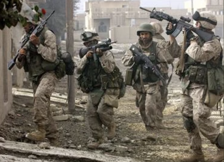 「世界侵略：ロサンゼルス決戦」(2011)、Sci-Fiに分類される映画だが、先任軍曹と小隊長の関係など、戦争映画の王道をベースにした構成で、海兵隊の歩兵小隊による近接戦闘映画としては、結構レベルが高い。