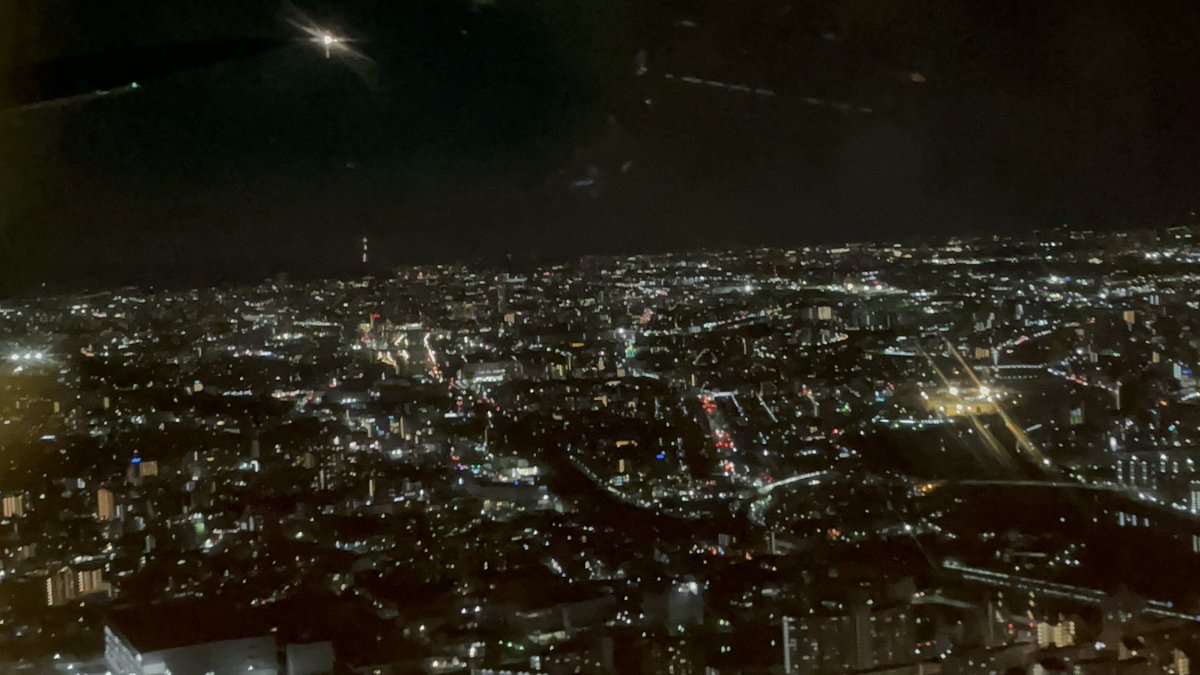 miitanralf's tweet photo. 今日は木曜日…
金曜日ではない…
日曜日の伊丹空活の余韻引きずり中

✈️から見た夜景
本当にキラッキラで綺麗でした

#伊丹 #夜景 #ANA #ANA41 https://t.co/biAQLsAg2x