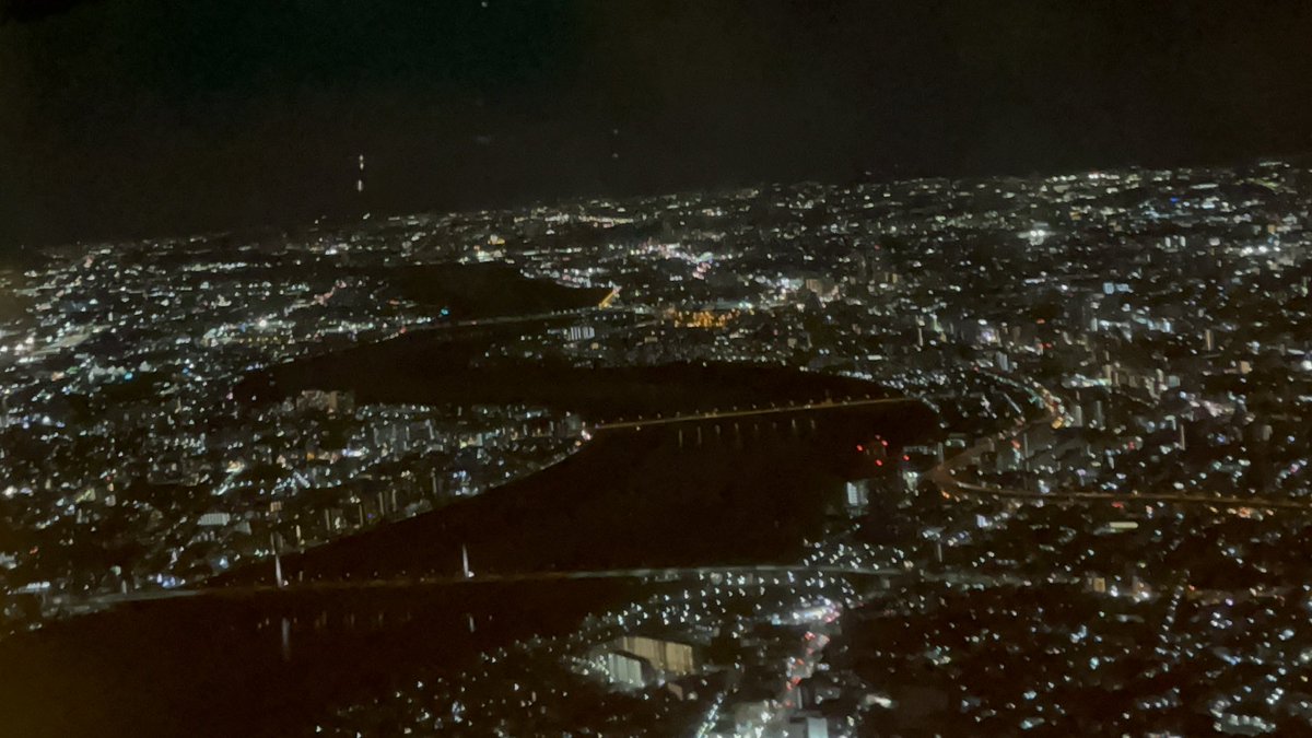 miitanralf's tweet photo. 今日は木曜日…
金曜日ではない…
日曜日の伊丹空活の余韻引きずり中

✈️から見た夜景
本当にキラッキラで綺麗でした

#伊丹 #夜景 #ANA #ANA41 https://t.co/biAQLsAg2x