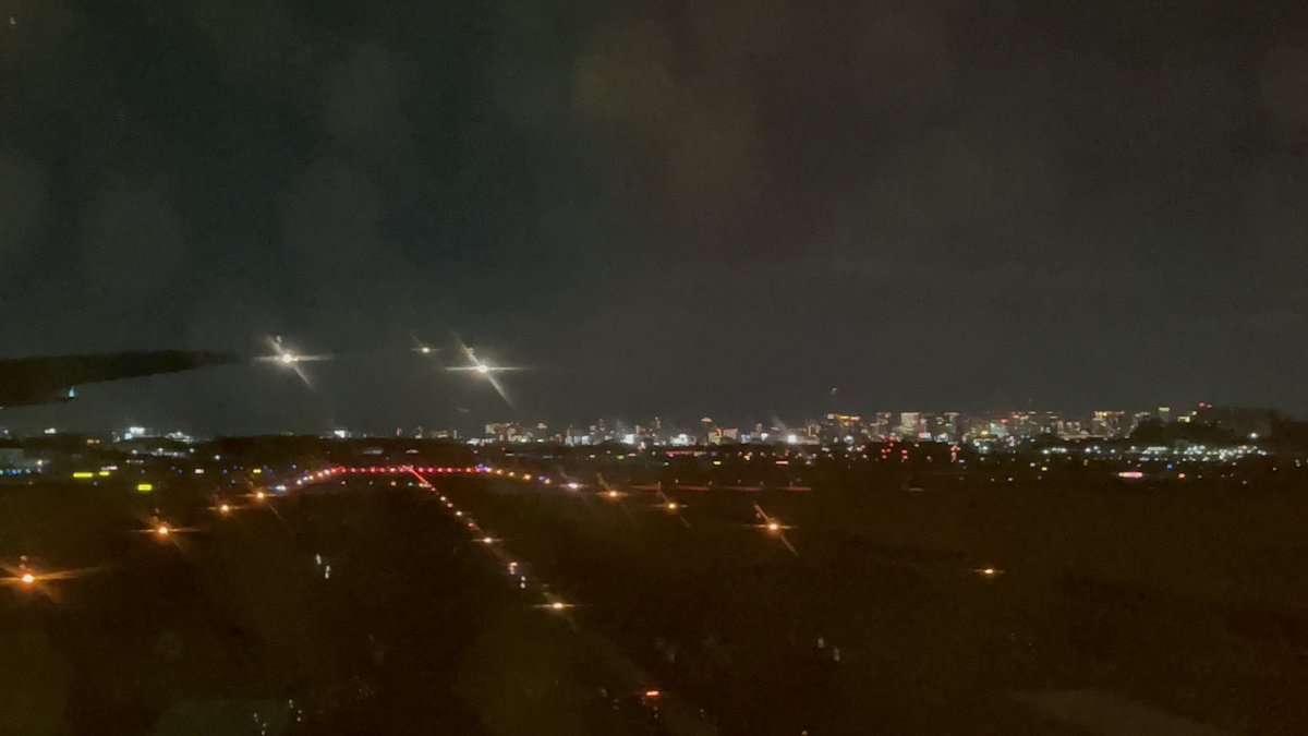 miitanralf's tweet photo. 今日は木曜日…
金曜日ではない…
日曜日の伊丹空活の余韻引きずり中

✈️から見た夜景
本当にキラッキラで綺麗でした

#伊丹 #夜景 #ANA #ANA41 https://t.co/biAQLsAg2x