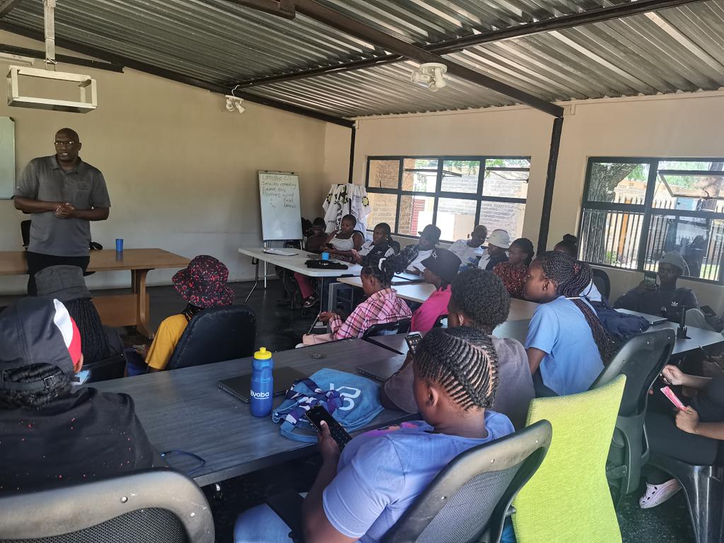 mustafm's tweet photo. Financial Literacy with OldMutual on the money Mulderdrift @Siyafunda_ctc #SiyafundaCTC #Agenda2063  #GrowingGautengTogether https://t.co/G5j5tuSghD