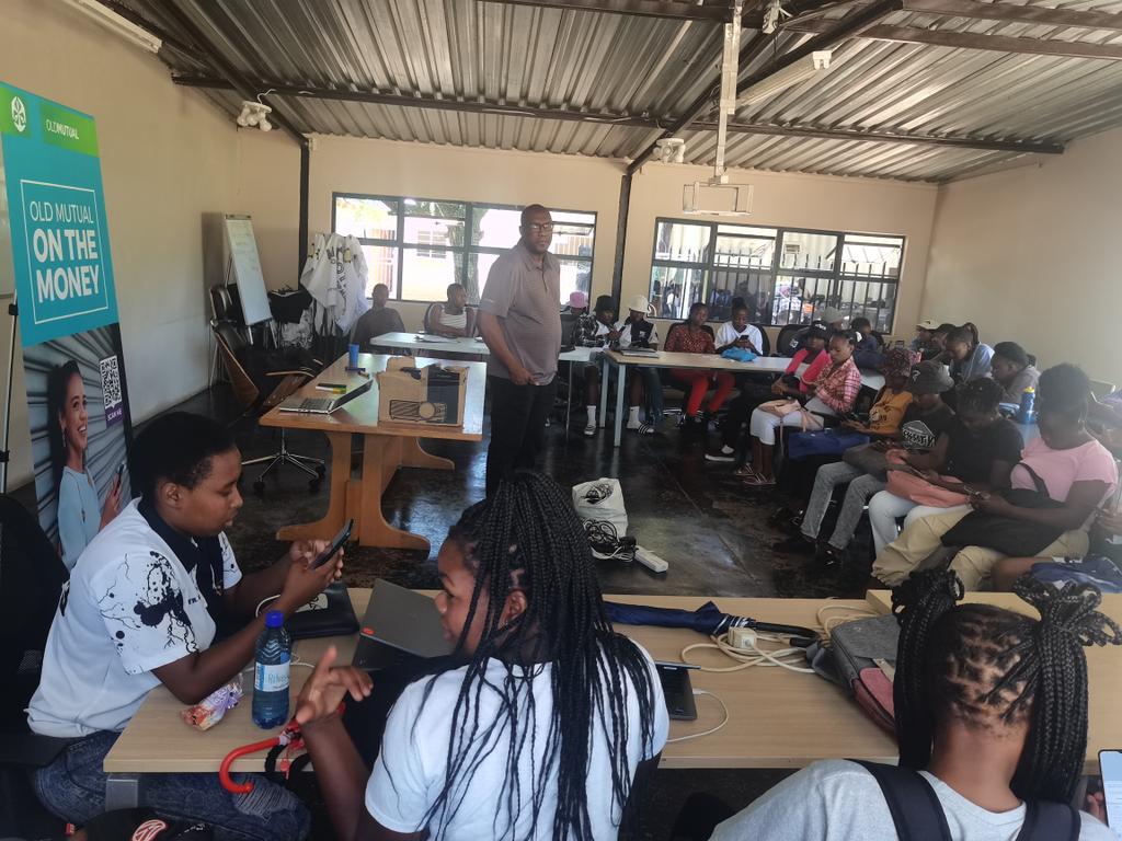 mustafm's tweet photo. Financial Literacy with OldMutual on the money Mulderdrift @Siyafunda_ctc #SiyafundaCTC #Agenda2063  #GrowingGautengTogether https://t.co/G5j5tuSghD