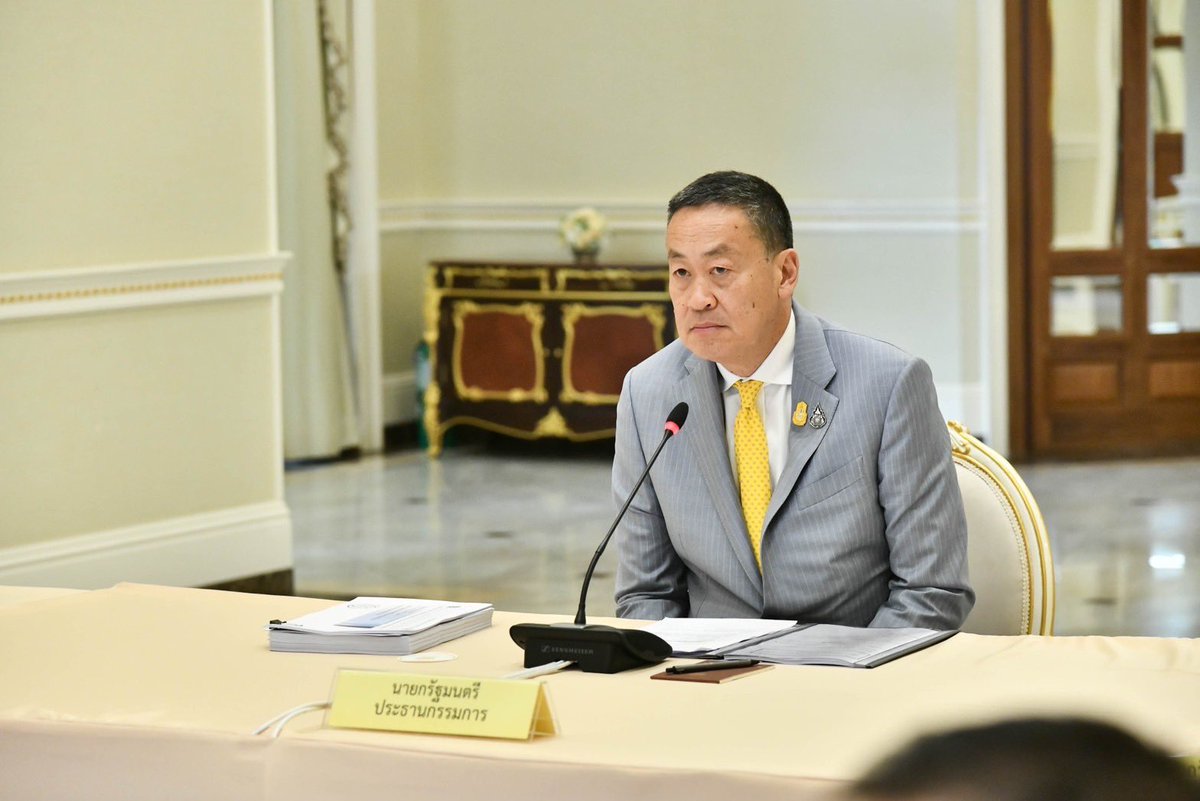 Thavisin's tweet photo. ประชุมติดตามโครงการดิจิตอลวอลเล็ท 10,000 บาท ซึ่งเป็นการประชุมครั้งแรกของปีนี้ครับ โครงการนี้เป็นหนึ่งในนโยบายหลักที่รัฐบาลมีจุดประสงค์เพื่อกระตุ้นเศรษฐกิจและวางรากฐานเศรษฐกิจดิจิทัลให้กับประเทศไทยในอนาคต โดยรัฐบาลมีความจำเป็นต้องใช้วงเงินงบประมาณราว 5 แสนล้านบาท เพื่อทำโครงการนี้ให้สำเร็จ

แน่นอนว่า รัฐบาลจะดำเนินการโครงการให้เป็นไปตามรัฐธรรมนูญและกฎหมายที่เกี่ยวข้อง โดยจะปฏิบัติหน้าที่ และใช้อำนาจด้วยความซื่อสัตย์สุจริต จะเปิดเผยทุกกระบวนการ และมีความรอบคอบระมัดระวังในการดำเนินกิจกรรมต่าง ๆ เพื่อประโยชน์สูงสุดของประเทศและประชาชนส่วนรวม ที่สำคัญ เราไม่ลืมรักษาวินัยการเงินการคลังของรัฐอย่างเคร่งครัดครับ