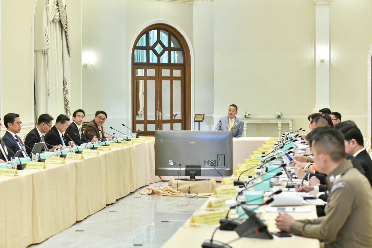 Thavisin's tweet photo. ประชุมติดตามโครงการดิจิตอลวอลเล็ท 10,000 บาท ซึ่งเป็นการประชุมครั้งแรกของปีนี้ครับ โครงการนี้เป็นหนึ่งในนโยบายหลักที่รัฐบาลมีจุดประสงค์เพื่อกระตุ้นเศรษฐกิจและวางรากฐานเศรษฐกิจดิจิทัลให้กับประเทศไทยในอนาคต โดยรัฐบาลมีความจำเป็นต้องใช้วงเงินงบประมาณราว 5 แสนล้านบาท เพื่อทำโครงการนี้ให้สำเร็จ

แน่นอนว่า รัฐบาลจะดำเนินการโครงการให้เป็นไปตามรัฐธรรมนูญและกฎหมายที่เกี่ยวข้อง โดยจะปฏิบัติหน้าที่ และใช้อำนาจด้วยความซื่อสัตย์สุจริต จะเปิดเผยทุกกระบวนการ และมีความรอบคอบระมัดระวังในการดำเนินกิจกรรมต่าง ๆ เพื่อประโยชน์สูงสุดของประเทศและประชาชนส่วนรวม ที่สำคัญ เราไม่ลืมรักษาวินัยการเงินการคลังของรัฐอย่างเคร่งครัดครับ