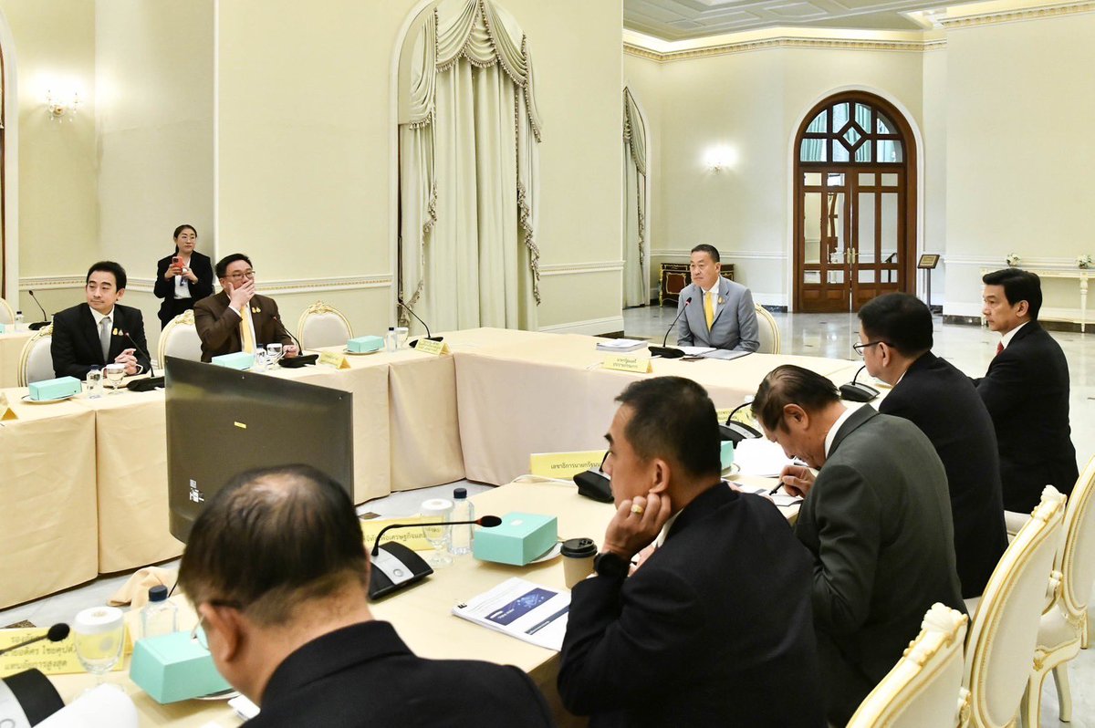 Thavisin's tweet photo. ประชุมติดตามโครงการดิจิตอลวอลเล็ท 10,000 บาท ซึ่งเป็นการประชุมครั้งแรกของปีนี้ครับ โครงการนี้เป็นหนึ่งในนโยบายหลักที่รัฐบาลมีจุดประสงค์เพื่อกระตุ้นเศรษฐกิจและวางรากฐานเศรษฐกิจดิจิทัลให้กับประเทศไทยในอนาคต โดยรัฐบาลมีความจำเป็นต้องใช้วงเงินงบประมาณราว 5 แสนล้านบาท เพื่อทำโครงการนี้ให้สำเร็จ

แน่นอนว่า รัฐบาลจะดำเนินการโครงการให้เป็นไปตามรัฐธรรมนูญและกฎหมายที่เกี่ยวข้อง โดยจะปฏิบัติหน้าที่ และใช้อำนาจด้วยความซื่อสัตย์สุจริต จะเปิดเผยทุกกระบวนการ และมีความรอบคอบระมัดระวังในการดำเนินกิจกรรมต่าง ๆ เพื่อประโยชน์สูงสุดของประเทศและประชาชนส่วนรวม ที่สำคัญ เราไม่ลืมรักษาวินัยการเงินการคลังของรัฐอย่างเคร่งครัดครับ