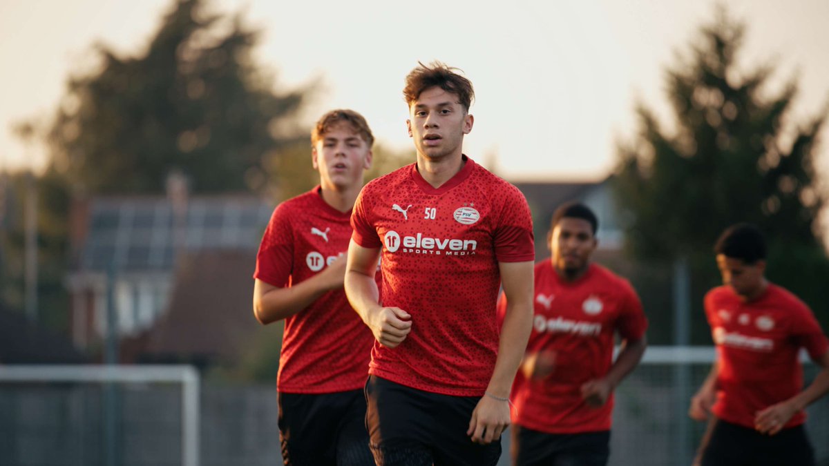 ElevenSports's tweet image. Eleven Sports Media wishes Jong @PSV all the best as PSV's Academy prospects travel to London to face Chelsea in the quarterfinals of the #PL International Cup this evening!

Eleven is proud to be the official #PSV U23 Training Wear Partner.

#PLIC #CreatingStarsTogether