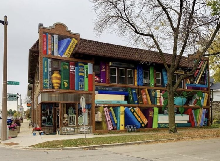 ❤️ a book mural! Well played, Milwaukee.