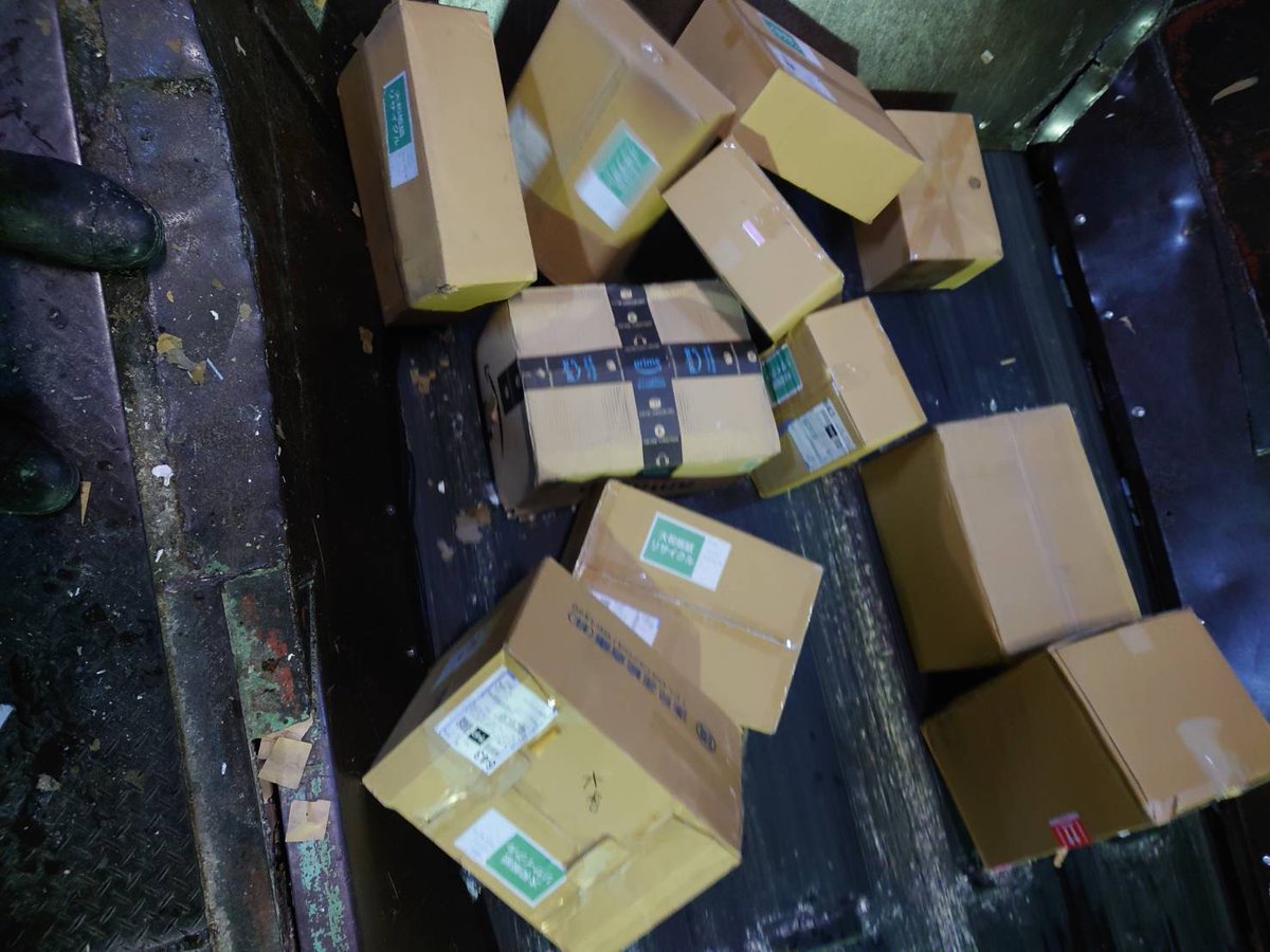 EditNet_Printeq's tweet image. 皆様からお寄せいただいた同人誌古紙がコンベアで釜に運ばれ，箱ごと溶かされて「ゆるチップ」の原料になるところの写真が送られてきました．(e)