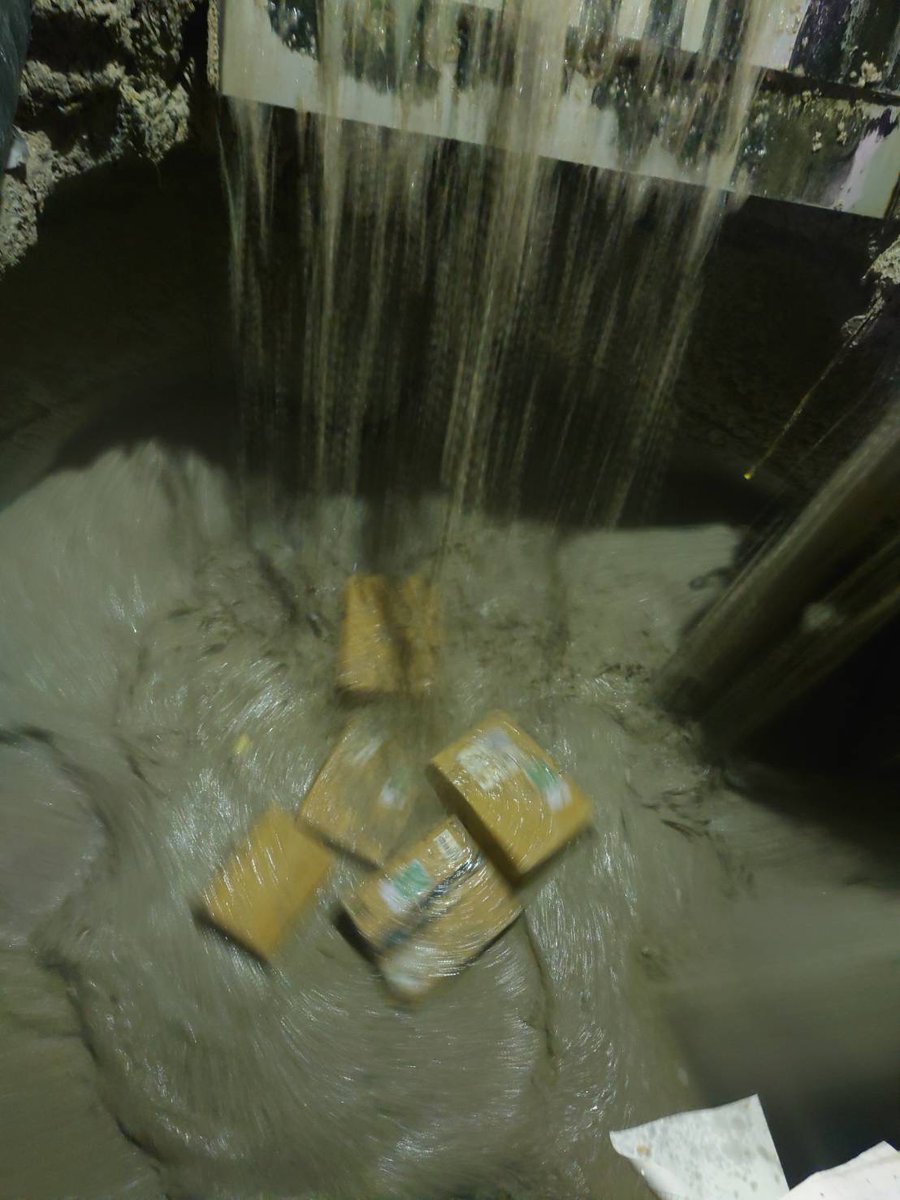 EditNet_Printeq's tweet image. 皆様からお寄せいただいた同人誌古紙がコンベアで釜に運ばれ，箱ごと溶かされて「ゆるチップ」の原料になるところの写真が送られてきました．(e)