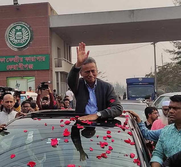 BNP Secretary General Mirza Fakhrul Islam Alamgir and standing committee member Amir Khasru Mahmud Chowdhury walked out of jail this afternoon. The @albd1971 government detained them for three and a half months on trumped-up charges.