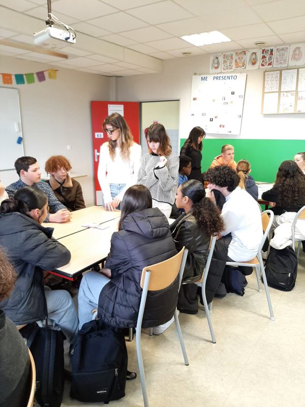 DuhamelLycee's tweet photo. #orientarion | Nos élèves ambassadeurs « parcours Avenir » à la rencontre des élèves de 3e des collèges du secteur pour présenter la classe de 2nde et la carte des formations pour intégrer le lycée. Un discours de proximité pour intégrer les exigences et construire sa réussite https://t.co/KBoY4Lbnu6