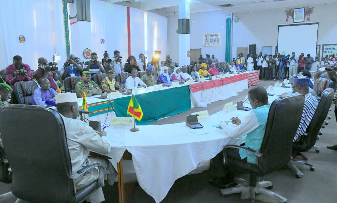 AESinfos's tweet photo. #AESinfo | 🇧🇫🇲🇱🇳🇪
L'Alliance des États du Sahel : Un leadership visionnaire et une force montante

 Les travaux de la réunion des Ministres de l'Alliance des États du Sahel (AES) se sont ouverts ce jeudi à Ouagadougou, au Burkina Faso. Cette réunion marque un nouveau pas en avant pour cette alliance prometteuse, née de la volonté commune de mutualiser les efforts pour lutter contre le terrorisme et promouvoir le développement socioéconomique.

Succès engrangés et ambitions affirmées:

* Les chefs de délégation ont salué le leadership visionnaire des Chefs d'État qui ont fondé l'AES.
* Ils ont souligné les succès déjà obtenus dans la lutte contre le terrorisme, grâce à la mutualisation des ressources et des efforts.
* L'accent a également été mis sur les décisions courageuses et avisées prises sur le plan politique et diplomatique, qui repositionnent les pays membres sur la scène internationale.
* L'objectif de créer une Confédération des trois États a été réaffirmé, conformément aux aspirations des populations.

Un retrait de la CEDEAO pour une meilleure trajectoire:

* Les chefs de délégation ont rendu hommage aux Chefs d'État pour leur décision de se retirer de la CEDEAO.
* Ils estiment que cette organisation s'est éloignée de ses objectifs initiaux et que ce retrait est une opportunité pour les trois pays de construire leur propre développement endogène.

Communication et appropriation : des défis à relever:

* La nécessité de mieux organiser et coordonner la communication de l'AES a été soulignée.
* L'objectif est de renforcer sa visibilité et son appropriation par les populations de l'espace et les partenaires.

L'AES : un modèle de coopération et d'intégration régionale:

* Cette réunion des Ministres confirme la volonté des pays membres de faire de l'AES un modèle de coopération et d'intégration régionale.
* L'alliance est déterminée à relever les défis du moment et à construire un avenir meilleur pour ses populations.