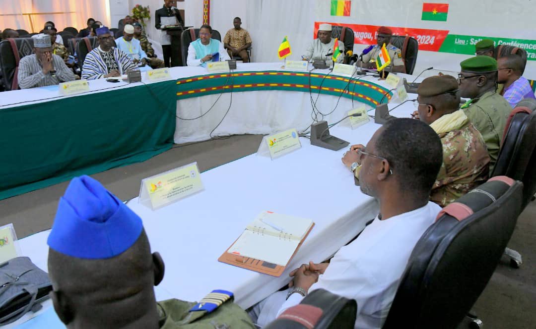AESinfos's tweet photo. #AESinfo | 🇧🇫🇲🇱🇳🇪
L'Alliance des États du Sahel : Un leadership visionnaire et une force montante

 Les travaux de la réunion des Ministres de l'Alliance des États du Sahel (AES) se sont ouverts ce jeudi à Ouagadougou, au Burkina Faso. Cette réunion marque un nouveau pas en avant pour cette alliance prometteuse, née de la volonté commune de mutualiser les efforts pour lutter contre le terrorisme et promouvoir le développement socioéconomique.

Succès engrangés et ambitions affirmées:

* Les chefs de délégation ont salué le leadership visionnaire des Chefs d'État qui ont fondé l'AES.
* Ils ont souligné les succès déjà obtenus dans la lutte contre le terrorisme, grâce à la mutualisation des ressources et des efforts.
* L'accent a également été mis sur les décisions courageuses et avisées prises sur le plan politique et diplomatique, qui repositionnent les pays membres sur la scène internationale.
* L'objectif de créer une Confédération des trois États a été réaffirmé, conformément aux aspirations des populations.

Un retrait de la CEDEAO pour une meilleure trajectoire:

* Les chefs de délégation ont rendu hommage aux Chefs d'État pour leur décision de se retirer de la CEDEAO.
* Ils estiment que cette organisation s'est éloignée de ses objectifs initiaux et que ce retrait est une opportunité pour les trois pays de construire leur propre développement endogène.

Communication et appropriation : des défis à relever:

* La nécessité de mieux organiser et coordonner la communication de l'AES a été soulignée.
* L'objectif est de renforcer sa visibilité et son appropriation par les populations de l'espace et les partenaires.

L'AES : un modèle de coopération et d'intégration régionale:

* Cette réunion des Ministres confirme la volonté des pays membres de faire de l'AES un modèle de coopération et d'intégration régionale.
* L'alliance est déterminée à relever les défis du moment et à construire un avenir meilleur pour ses populations.