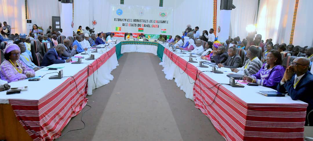 AESinfos's tweet photo. #AESinfo | 🇧🇫🇲🇱🇳🇪
L'Alliance des États du Sahel : Un leadership visionnaire et une force montante

 Les travaux de la réunion des Ministres de l'Alliance des États du Sahel (AES) se sont ouverts ce jeudi à Ouagadougou, au Burkina Faso. Cette réunion marque un nouveau pas en avant pour cette alliance prometteuse, née de la volonté commune de mutualiser les efforts pour lutter contre le terrorisme et promouvoir le développement socioéconomique.

Succès engrangés et ambitions affirmées:

* Les chefs de délégation ont salué le leadership visionnaire des Chefs d'État qui ont fondé l'AES.
* Ils ont souligné les succès déjà obtenus dans la lutte contre le terrorisme, grâce à la mutualisation des ressources et des efforts.
* L'accent a également été mis sur les décisions courageuses et avisées prises sur le plan politique et diplomatique, qui repositionnent les pays membres sur la scène internationale.
* L'objectif de créer une Confédération des trois États a été réaffirmé, conformément aux aspirations des populations.

Un retrait de la CEDEAO pour une meilleure trajectoire:

* Les chefs de délégation ont rendu hommage aux Chefs d'État pour leur décision de se retirer de la CEDEAO.
* Ils estiment que cette organisation s'est éloignée de ses objectifs initiaux et que ce retrait est une opportunité pour les trois pays de construire leur propre développement endogène.

Communication et appropriation : des défis à relever:

* La nécessité de mieux organiser et coordonner la communication de l'AES a été soulignée.
* L'objectif est de renforcer sa visibilité et son appropriation par les populations de l'espace et les partenaires.

L'AES : un modèle de coopération et d'intégration régionale:

* Cette réunion des Ministres confirme la volonté des pays membres de faire de l'AES un modèle de coopération et d'intégration régionale.
* L'alliance est déterminée à relever les défis du moment et à construire un avenir meilleur pour ses populations.