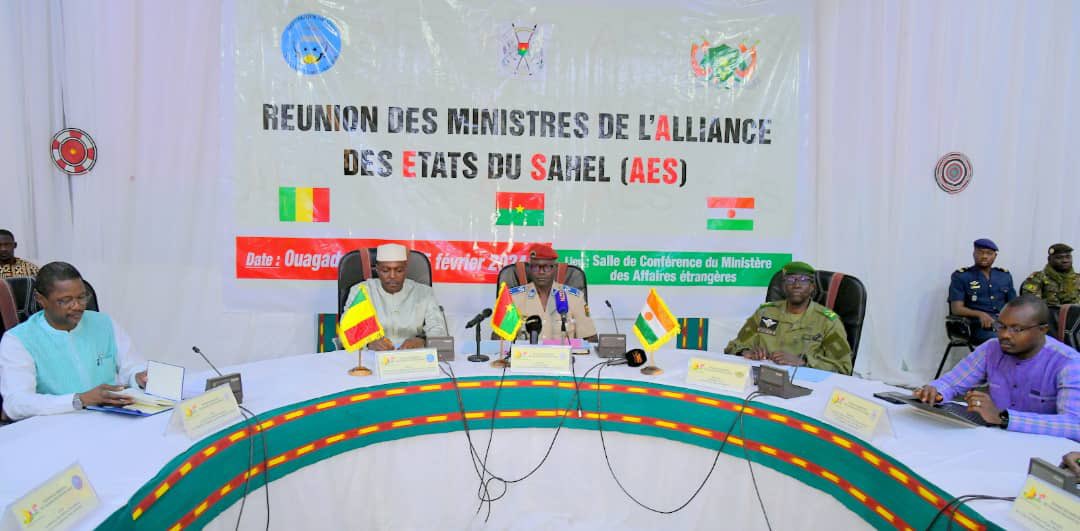 AESinfos's tweet photo. #AESinfo | 🇧🇫🇲🇱🇳🇪
L'Alliance des États du Sahel : Un leadership visionnaire et une force montante

 Les travaux de la réunion des Ministres de l'Alliance des États du Sahel (AES) se sont ouverts ce jeudi à Ouagadougou, au Burkina Faso. Cette réunion marque un nouveau pas en avant pour cette alliance prometteuse, née de la volonté commune de mutualiser les efforts pour lutter contre le terrorisme et promouvoir le développement socioéconomique.

Succès engrangés et ambitions affirmées:

* Les chefs de délégation ont salué le leadership visionnaire des Chefs d'État qui ont fondé l'AES.
* Ils ont souligné les succès déjà obtenus dans la lutte contre le terrorisme, grâce à la mutualisation des ressources et des efforts.
* L'accent a également été mis sur les décisions courageuses et avisées prises sur le plan politique et diplomatique, qui repositionnent les pays membres sur la scène internationale.
* L'objectif de créer une Confédération des trois États a été réaffirmé, conformément aux aspirations des populations.

Un retrait de la CEDEAO pour une meilleure trajectoire:

* Les chefs de délégation ont rendu hommage aux Chefs d'État pour leur décision de se retirer de la CEDEAO.
* Ils estiment que cette organisation s'est éloignée de ses objectifs initiaux et que ce retrait est une opportunité pour les trois pays de construire leur propre développement endogène.

Communication et appropriation : des défis à relever:

* La nécessité de mieux organiser et coordonner la communication de l'AES a été soulignée.
* L'objectif est de renforcer sa visibilité et son appropriation par les populations de l'espace et les partenaires.

L'AES : un modèle de coopération et d'intégration régionale:

* Cette réunion des Ministres confirme la volonté des pays membres de faire de l'AES un modèle de coopération et d'intégration régionale.
* L'alliance est déterminée à relever les défis du moment et à construire un avenir meilleur pour ses populations.